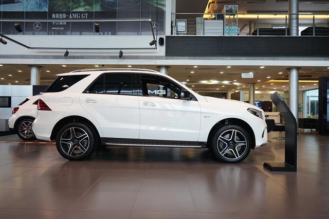 奔驰AMG GLE43，白外棕内，售价100万起