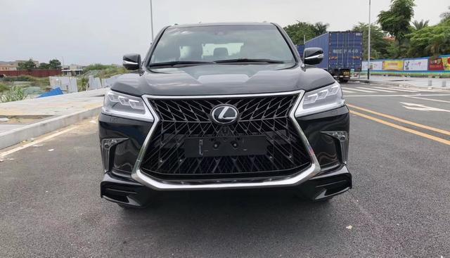 雷克萨斯LX570超级运动版，外观真帅气，前脸设计很夸张