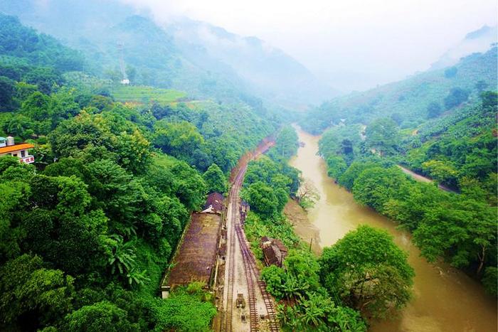 云南有条跨国米轨铁路，修建在悬崖峡谷上，特制小火车才能行驶