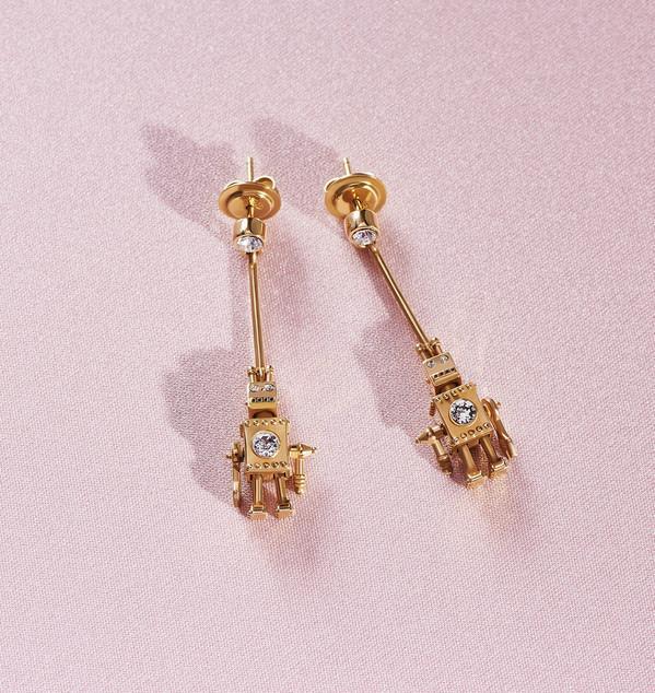 普拉达(Prada)推出首个黄金珠宝系列，绝妙创意缔造精致风尚，手工打造珍贵材质！