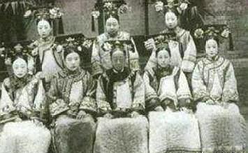 清朝妃嫔们的月俸禄一般有多少？原来放在现代只是个贫困户