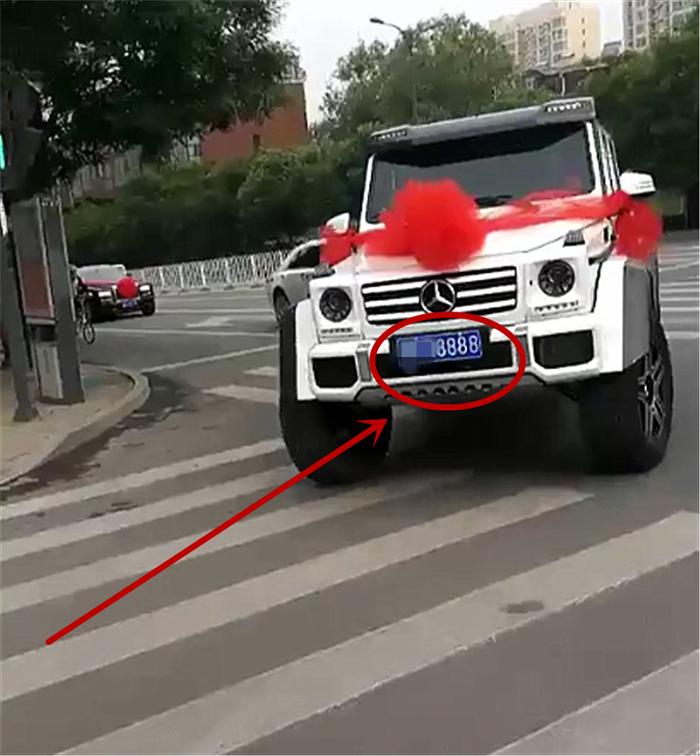 奔驰G500 4X4做婚车，车价375万，挂4个8车牌，车尾全是劳斯莱斯