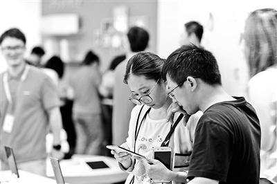 一家华为专卖店内,消费者正在试用华为P30手机供图/视觉中国
