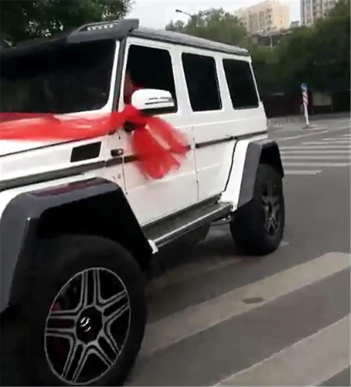 奔驰G500 4X4做婚车，车价375万，挂4个8车牌，车尾全是劳斯莱斯