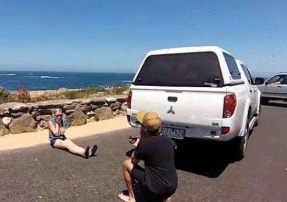 男子“酒后驾车”被警察叫下车, 突然下跪向女友求婚