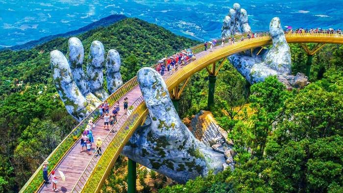 越南的网红桥，被一双巨手托起，行走如同漫步云端！