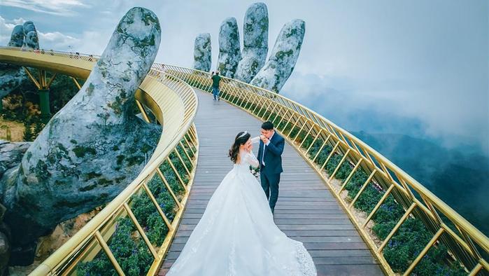 越南的网红桥，被一双巨手托起，行走如同漫步云端！
