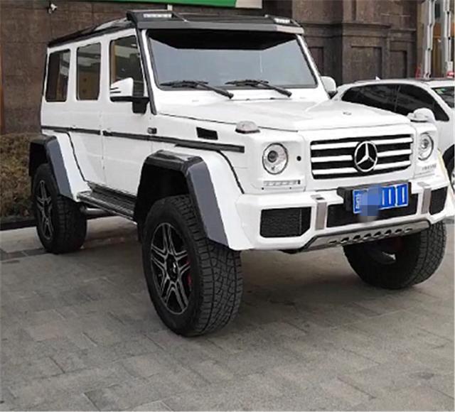 北京实拍奔驰G500 4X4，配80万的“光棍牌”，车型还得加价35万