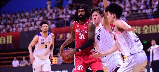 怒砍32分还是赢不了，只因前NBA探花的队友连CBA都不算