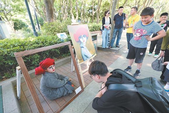 苏州小学师生开展环保cos活动“还原”名画