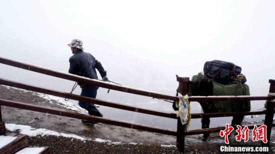 青海·岗什卡高海拔世界滑雪登山大师赛开幕 驮队冒雪运物资