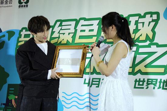 陈奕天出席世界地球日公益活动 表演魔术号召保护环境