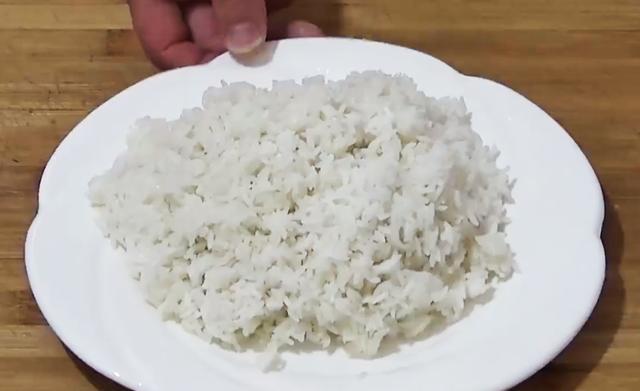 大厨教你酱油炒饭的正宗做法，米饭粒粒分明，吃一次就念念不忘