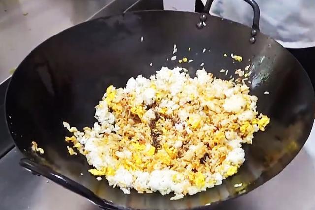 大厨教你酱油炒饭的正宗做法，米饭粒粒分明，吃一次就念念不忘