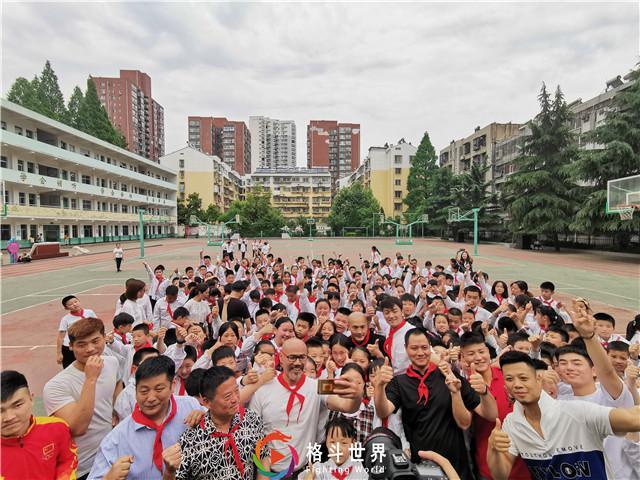 武术进校园公益行，搏击明星一龙荣获襄阳市武术进校园推广大使