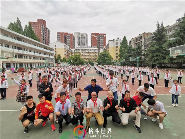 武术进校园公益行，搏击明星一龙荣获襄阳市武术进校园推广大使