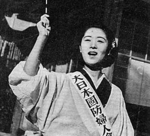 九一八事变后，日本女人为了让新婚丈夫去中国参战，自杀身亡