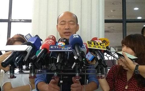 高雄市长韩国瑜23日当场示范闭眼念心经。(图片来自台媒)
