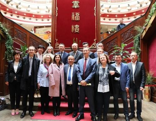 法媒：巴黎市长伊达尔戈访问华埠 称赞华人融入与贡献