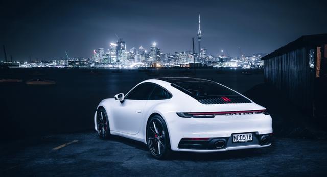 全新保时捷911 Carrera4S，外观像光滑的鹅卵石，无懈可击的设计