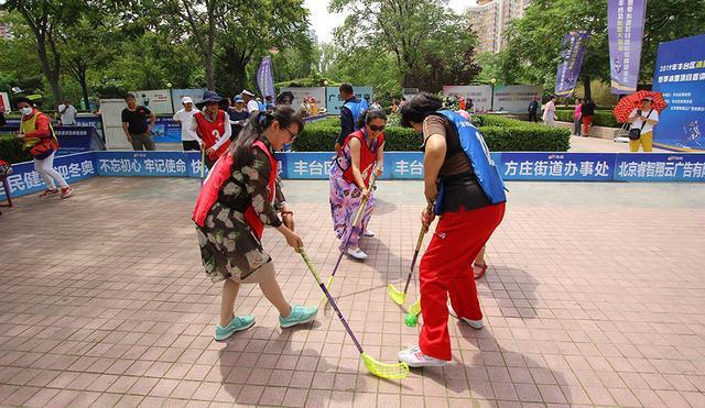 推广普及冰雪运动知识 丰台区“冰雪大篷车”开进方庄