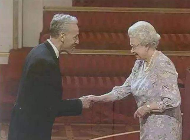这个英国人在长城捡了22年垃圾，惊动英国女王，被授予帝国勋章！