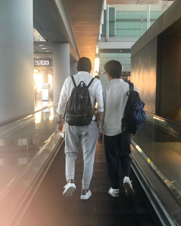 梁家辉机场偶遇梁朝伟，英文名也一样，刘嘉玲给两大影帝拍合影