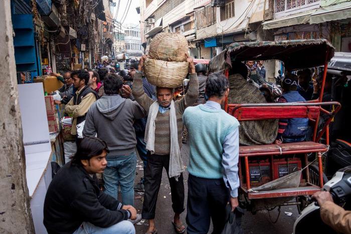 实拍印度首都世界上最大的香料市场：繁忙热闹，人们用头搬运货物
