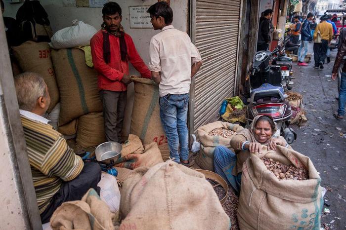 实拍印度首都世界上最大的香料市场：繁忙热闹，人们用头搬运货物