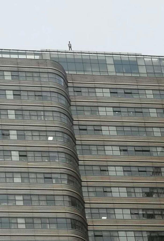 郑州大学第一附属医院内一男子坠楼身亡 警方介入调查