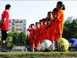 哇哦大学|山财大燕山校区校园，小小足球队员在训练