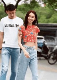 搞笑GIF：你姐在家吗？我喜欢她好久