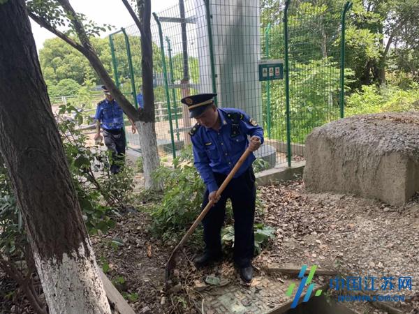 新吴区城管队员应急处置废弃窨井，消除安全隐患