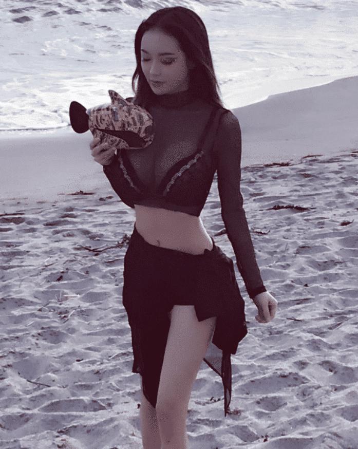 29岁潘春春一袭黑裙海边拍照，B5蜂腰实力抢镜，不愧“蜜汁姐”