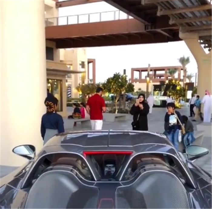 645万保时捷卡雷拉GT现迪拜，二手800万，限量1500台，国内仅3台