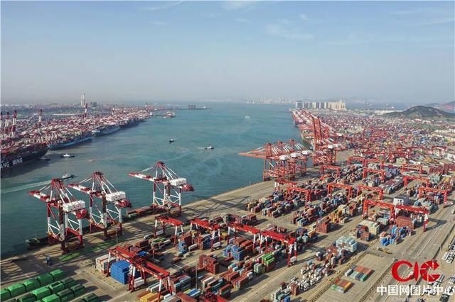 山东青岛：青岛港前湾集装箱码头繁忙有序 内贸和外贸箱量同比实现“双增长”