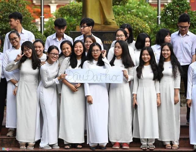 越南各地高中进入毕业季，高颜值女高中生十分亮眼，成媒体焦点