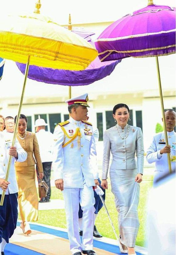 41岁泰国新王后多不易，平辈行礼时必须侧跪回礼，礼节繁多坐不安