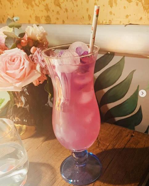 古力娜扎晒“男友视角”照一脸甜笑，玫瑰和饮料都是粉色的好浪漫