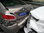 奇瑞E3严重追尾别克君越,一对比，车友：才知道奇瑞的质量！