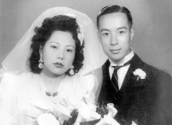 图为1946年4月18日,徐光宪与高小霞结为伉俪。这张照片曾被网友评论:中国老一辈科学大家都有着秒杀“小鲜肉”的颜值!