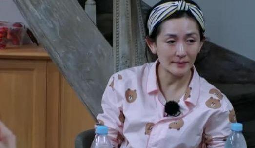 卸妆大赛：谢娜输给了47岁袁咏仪，一个靠搓脚省下2亿整容费的女星