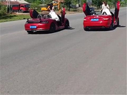 一支婚车队现街头，两侧普拉多，头车奔驰保时捷，中间10米长悍马