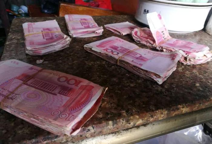 汕头有人5万多人民币被白蚁的蛀蚀，导致币面不同程度残破