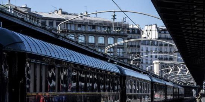 法国巴黎高速火车停电 乘客困隧道6小时2人不