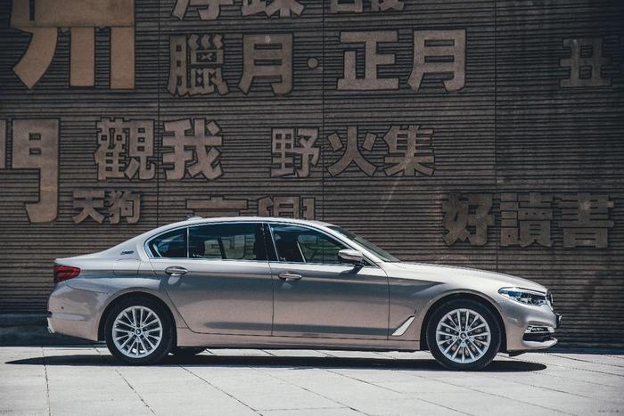 你想早高峰走公交道吗？试驾全新BMW 530Le