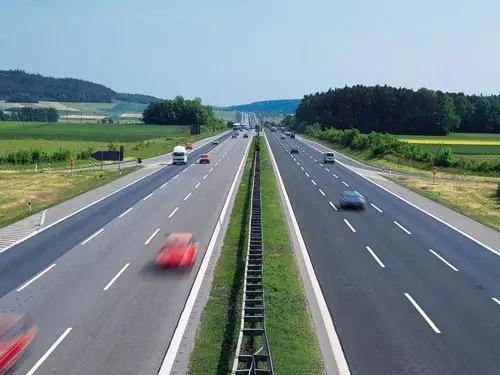 国内也有不限速高速公路了，你敢开车去体验一把吗？