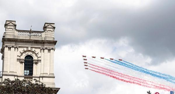 英国皇家阅兵庆典举行“红箭”特技飞行表演队奉献精彩空中特技