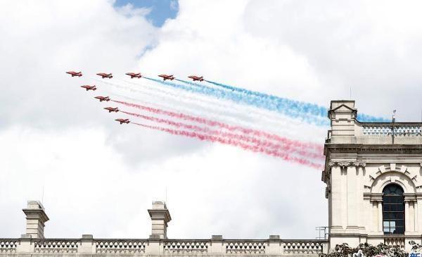 英国皇家阅兵庆典举行“红箭”特技飞行表演队奉献精彩空中特技