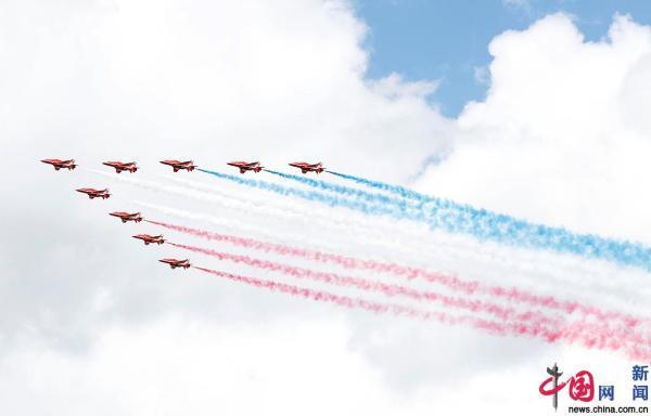 英国皇家阅兵庆典举行“红箭”特技飞行表演队奉献精彩空中特技